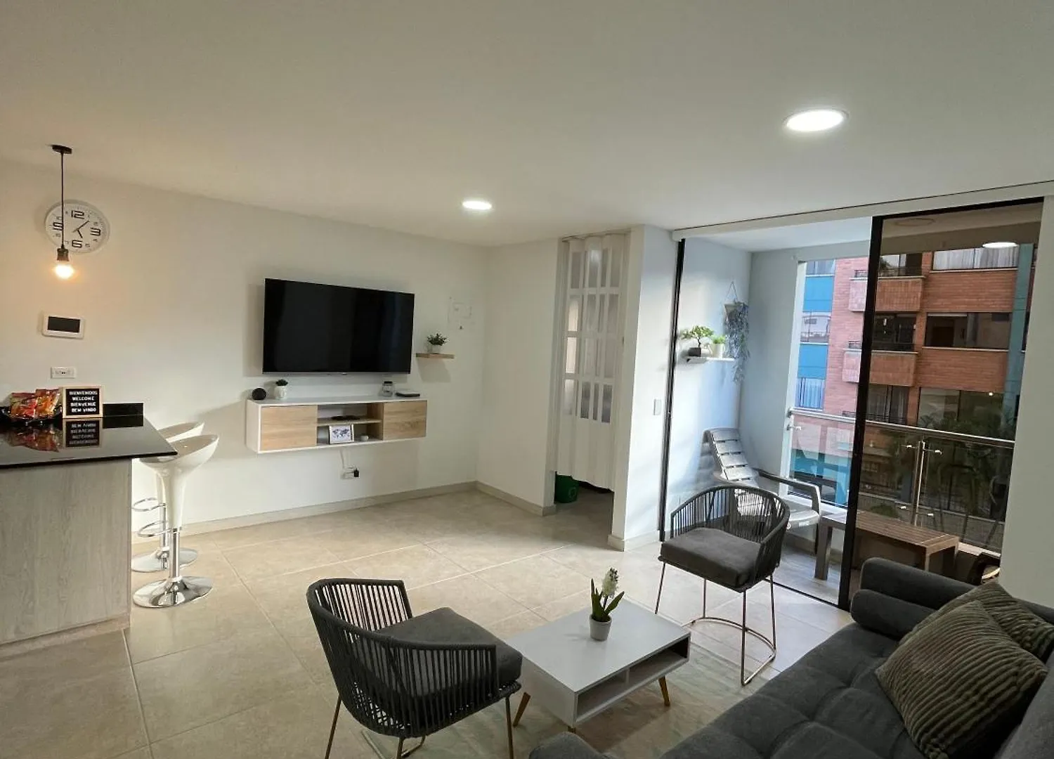 Apartamento En Laureles Con Aire Acondicionado contacts