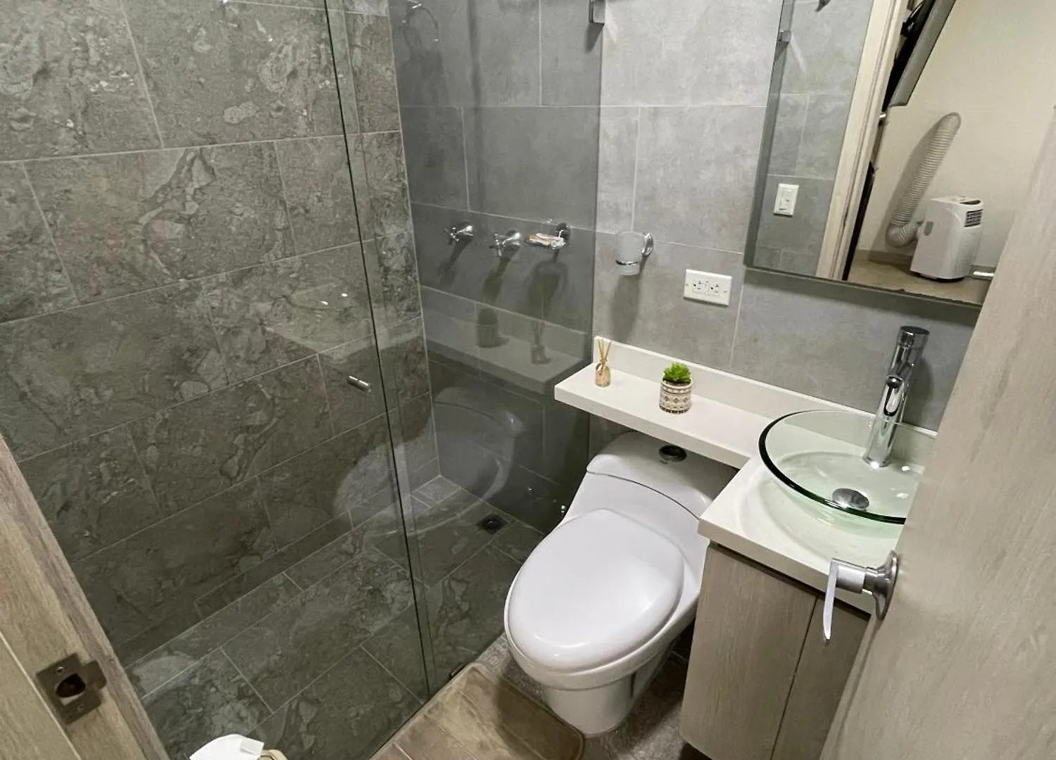 Apartamento En Laureles Con Aire Acondicionado Medellin Apartment